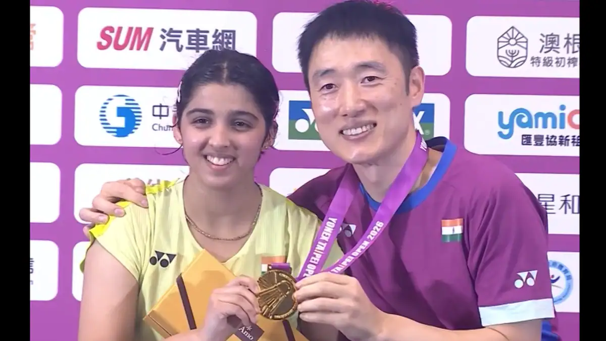 Tanvi Sharma with his coach after winning the Super 300 Taipei Open 2026